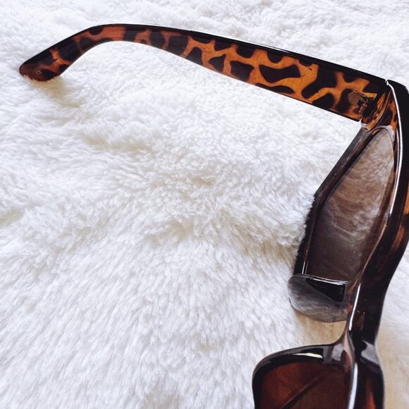 Liora Tortoise Brown Oversized Bold Sunglasses - Picture 7 of 13